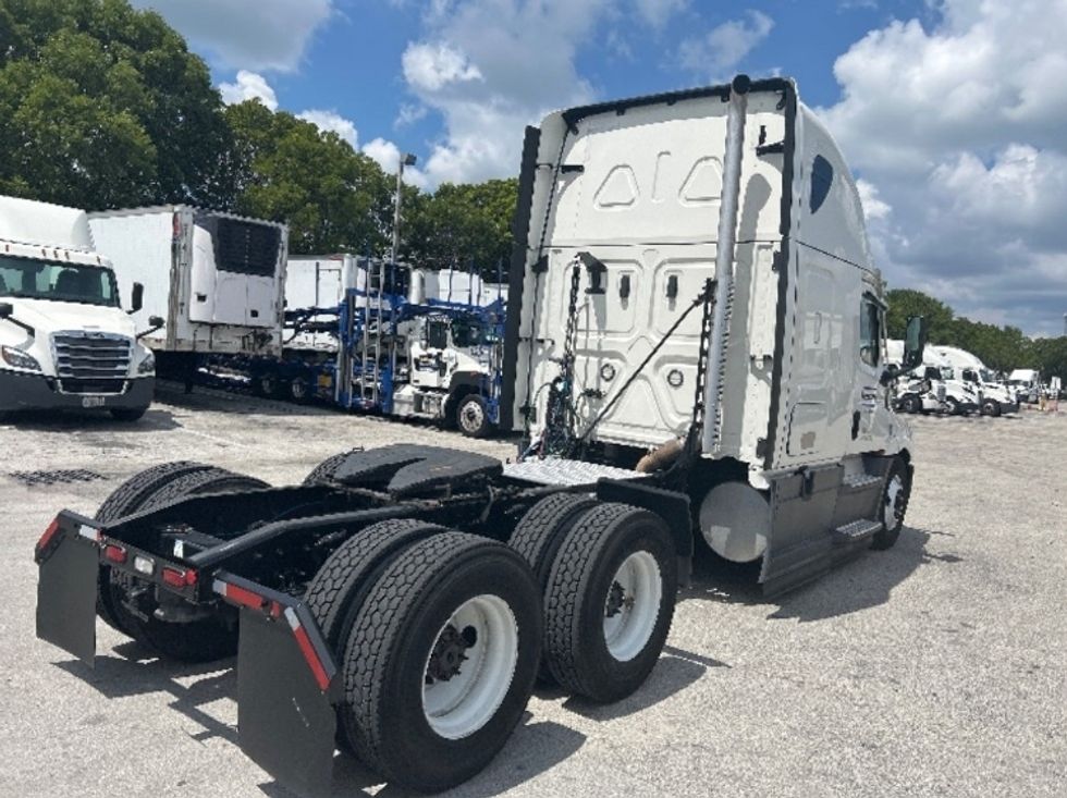Sleeper Tractor-Heavy Duty Tractors-Freightliner-2022-T12664ST-Medley-FL-354,981\n\t\tmiles-$ 81,500 - Image 6