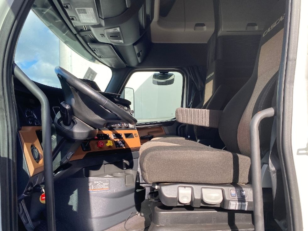 Sleeper Tractor-Heavy Duty Tractors-Freightliner-2022-T12664ST-Medley-FL-354,981\n\t\tmiles-$ 81,500 - Image 7