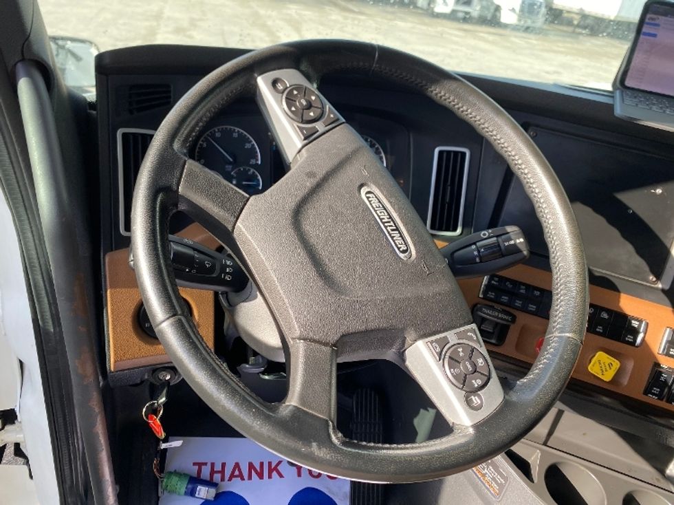 Sleeper Tractor-Heavy Duty Tractors-Freightliner-2022-T12664ST-Medley-FL-354,981\n\t\tmiles-$ 81,500 - Image 8