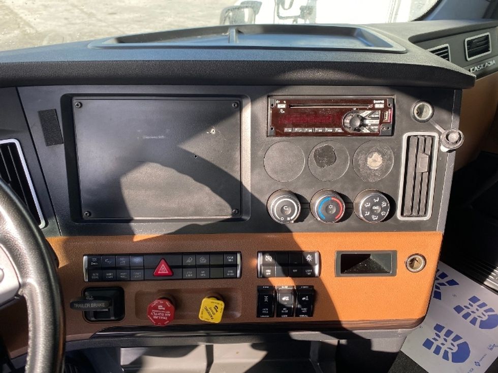 Sleeper Tractor-Heavy Duty Tractors-Freightliner-2022-T12664ST-Medley-FL-354,981\n\t\tmiles-$ 81,500 - Image 9