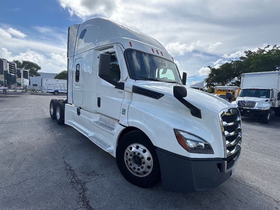 Sleeper Tractor-Heavy Duty Tractors-Freightliner-2022-T12664ST-Medley-FL-459,929\n\t\tmiles-$ 86,500 - Image 1