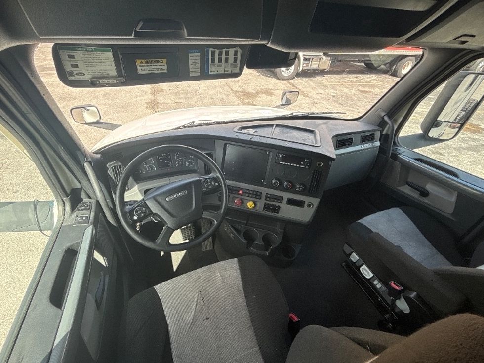 Sleeper Tractor-Heavy Duty Tractors-Freightliner-2022-T12664ST-Medley-FL-459,929\n\t\tmiles-$ 86,500 - Image 10