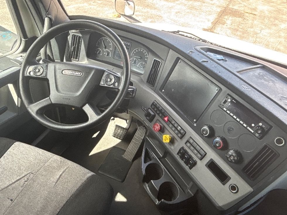 Sleeper Tractor-Heavy Duty Tractors-Freightliner-2022-T12664ST-Medley-FL-459,929\n\t\tmiles-$ 86,500 - Image 11