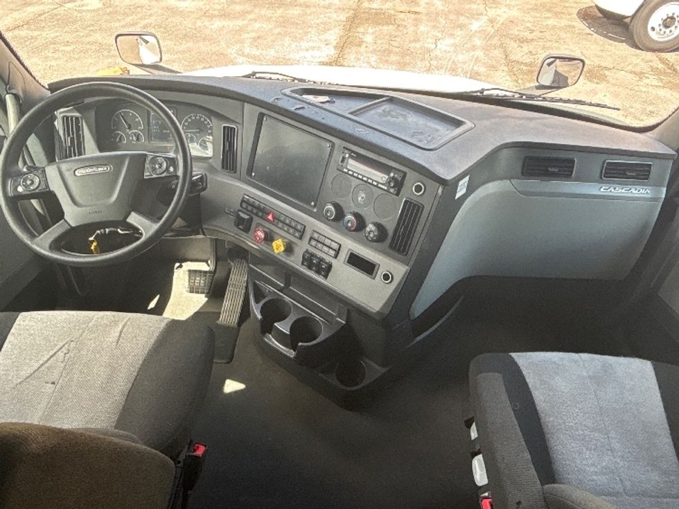 Sleeper Tractor-Heavy Duty Tractors-Freightliner-2022-T12664ST-Medley-FL-459,929\n\t\tmiles-$ 86,500 - Image 12