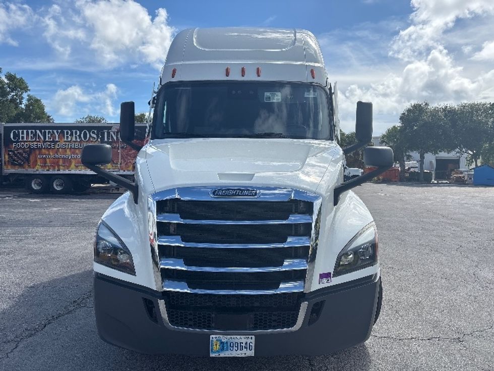 Sleeper Tractor-Heavy Duty Tractors-Freightliner-2022-T12664ST-Medley-FL-459,929\n\t\tmiles-$ 86,500 - Image 2