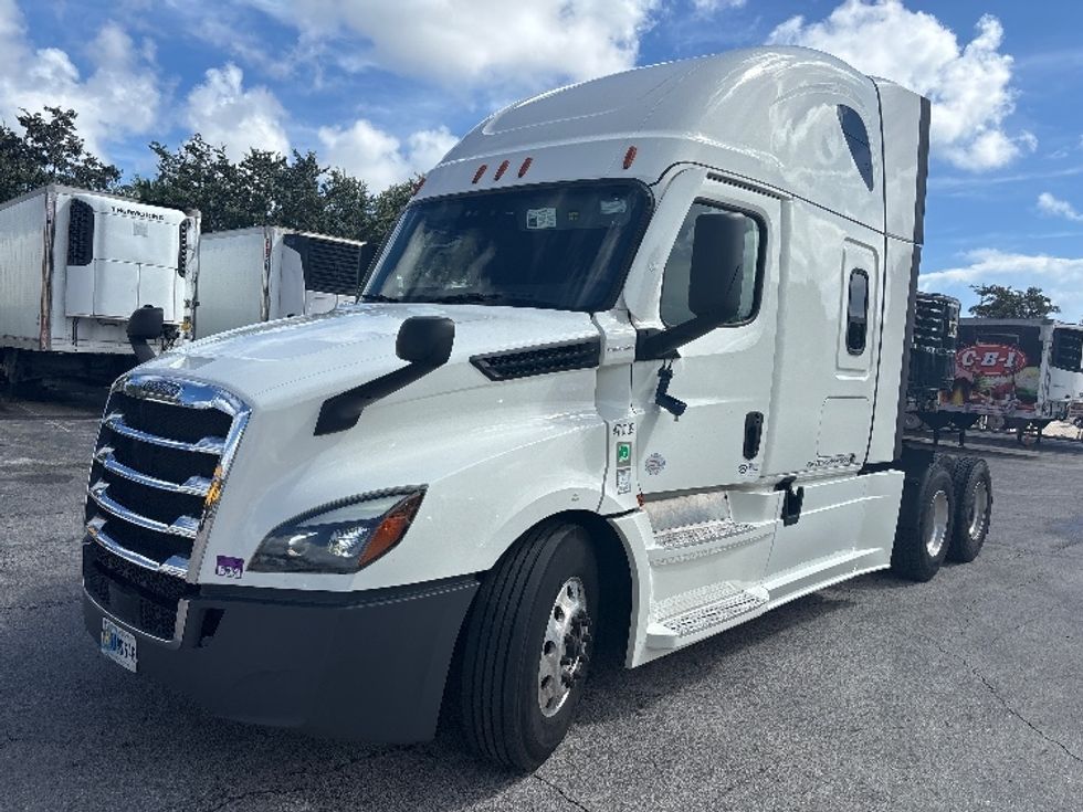 Sleeper Tractor-Heavy Duty Tractors-Freightliner-2022-T12664ST-Medley-FL-459,929\n\t\tmiles-$ 86,500 - Image 3