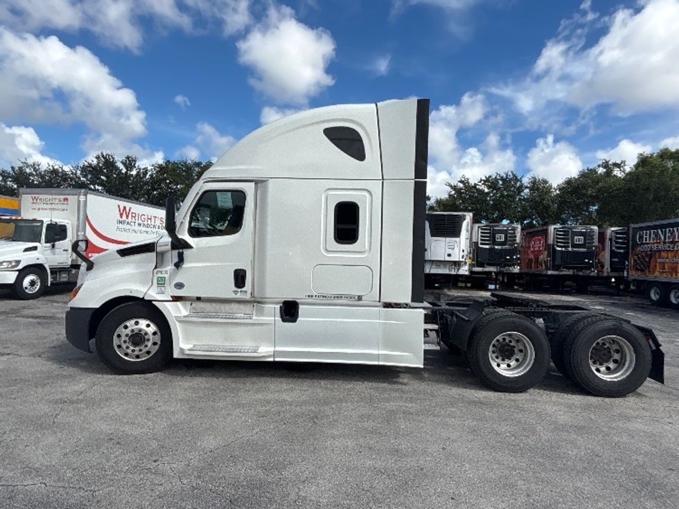 Sleeper Tractor-Heavy Duty Tractors-Freightliner-2022-T12664ST-Medley-FL-459,929\n\t\tmiles-$ 86,500 - Image 4