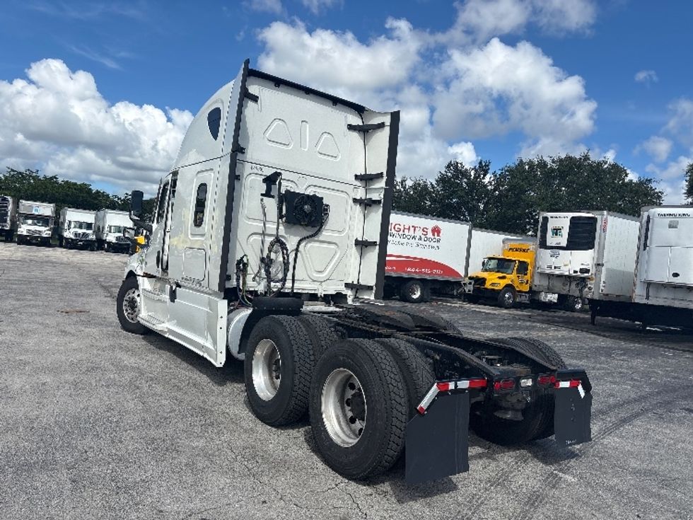 Sleeper Tractor-Heavy Duty Tractors-Freightliner-2022-T12664ST-Medley-FL-459,929\n\t\tmiles-$ 86,500 - Image 5
