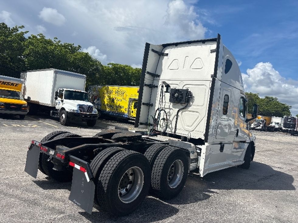 Sleeper Tractor-Heavy Duty Tractors-Freightliner-2022-T12664ST-Medley-FL-459,929\n\t\tmiles-$ 86,500 - Image 7
