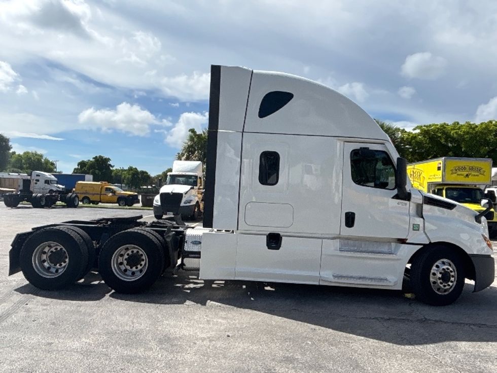 Sleeper Tractor-Heavy Duty Tractors-Freightliner-2022-T12664ST-Medley-FL-459,929\n\t\tmiles-$ 86,500 - Image 8