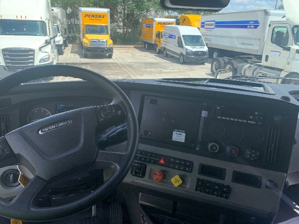 Sleeper Tractor-Heavy Duty Tractors-Freightliner-2022-T12664ST-Medley-FL-467,976\n\t\tmiles-$ 73,500 - Image 11