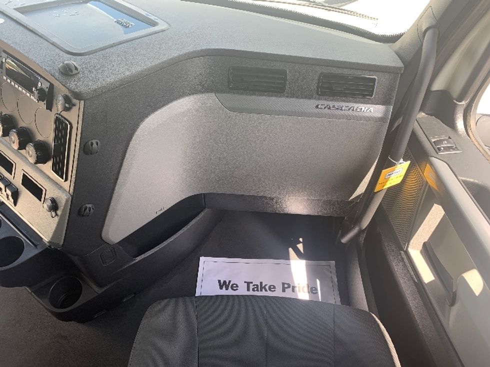 Sleeper Tractor-Heavy Duty Tractors-Freightliner-2022-T12664ST-Medley-FL-467,976\n\t\tmiles-$ 73,500 - Image 14