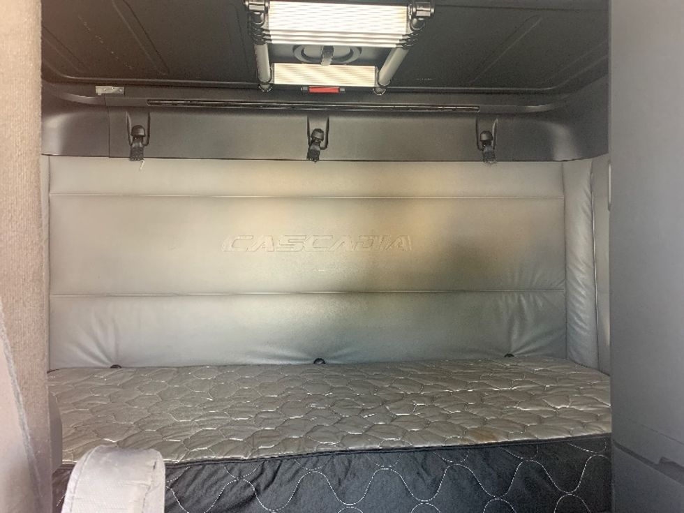 Sleeper Tractor-Heavy Duty Tractors-Freightliner-2022-T12664ST-Medley-FL-467,976\n\t\tmiles-$ 73,500 - Image 16