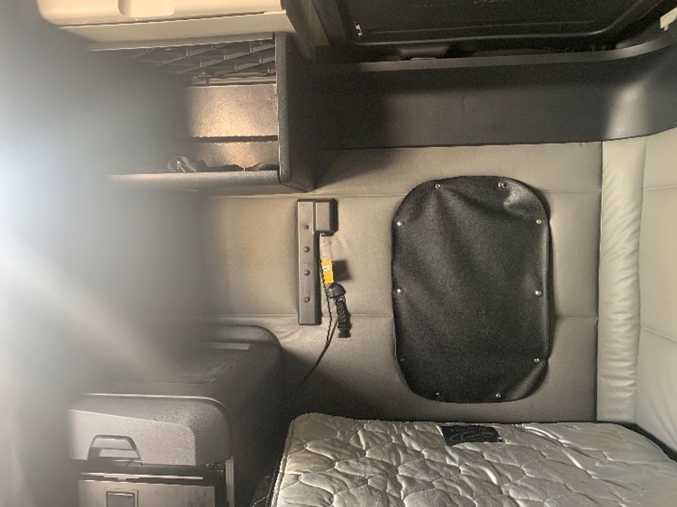 Sleeper Tractor-Heavy Duty Tractors-Freightliner-2022-T12664ST-Medley-FL-467,976\n\t\tmiles-$ 73,500 - Image 19