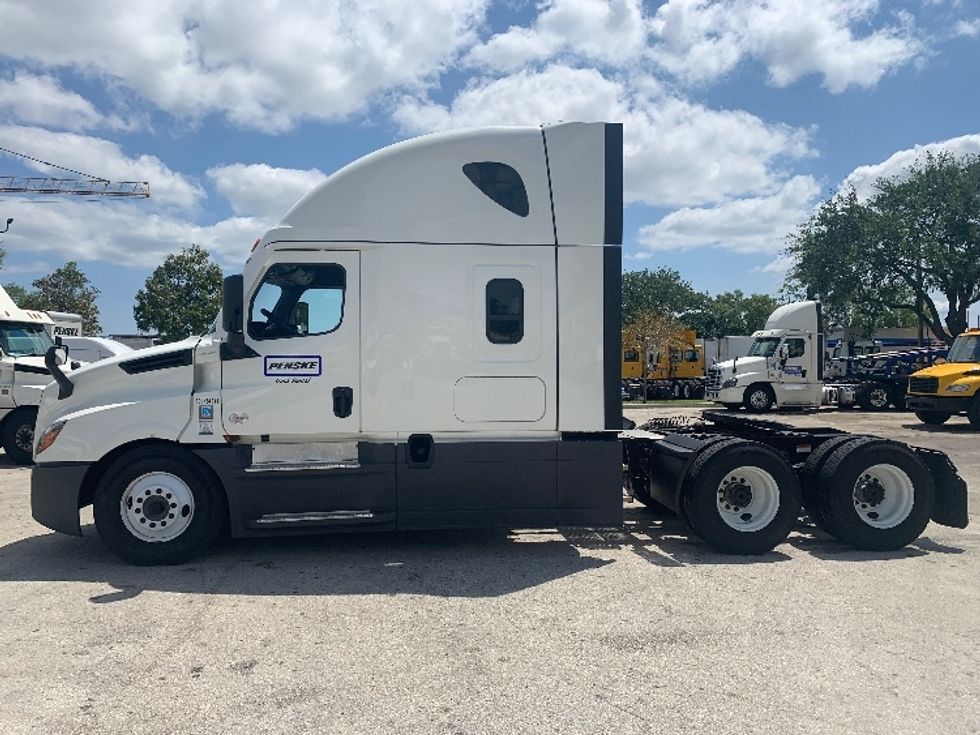 Sleeper Tractor-Heavy Duty Tractors-Freightliner-2022-T12664ST-Medley-FL-467,976\n\t\tmiles-$ 73,500 - Image 4
