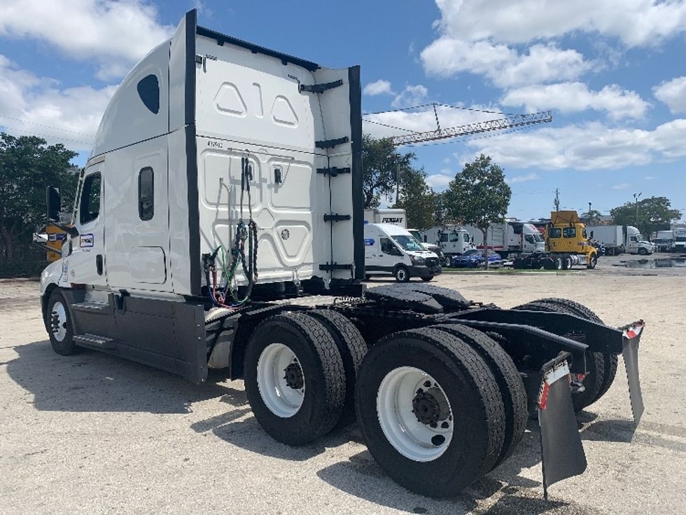 Sleeper Tractor-Heavy Duty Tractors-Freightliner-2022-T12664ST-Medley-FL-467,976\n\t\tmiles-$ 73,500 - Image 5