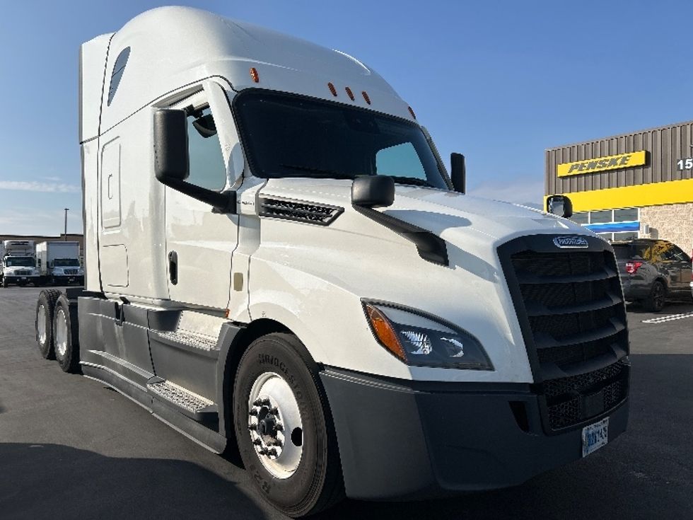 Sleeper Tractor-Heavy Duty Tractors-Freightliner-2022-T12664ST-Medley-FL-508,899\n\t\tmiles-$ 75,750 - Image 1