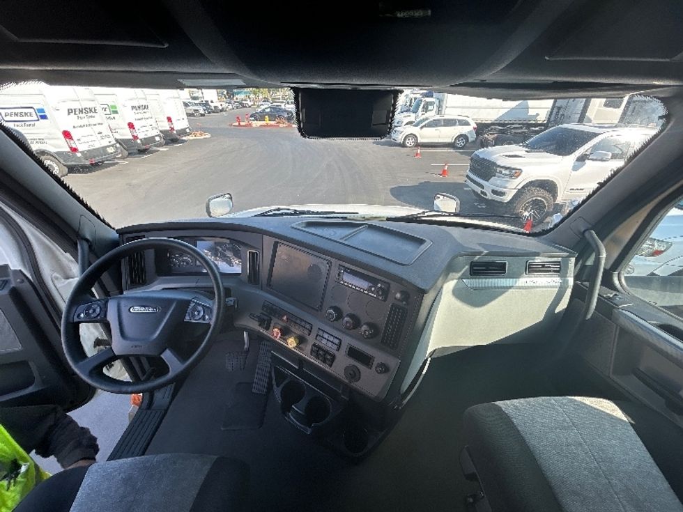 Sleeper Tractor-Heavy Duty Tractors-Freightliner-2022-T12664ST-Medley-FL-508,899\n\t\tmiles-$ 75,750 - Image 12