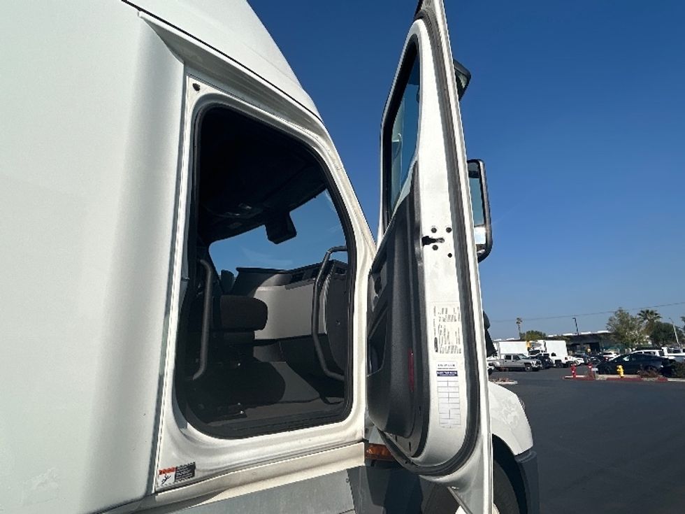 Sleeper Tractor-Heavy Duty Tractors-Freightliner-2022-T12664ST-Medley-FL-508,899\n\t\tmiles-$ 75,750 - Image 13