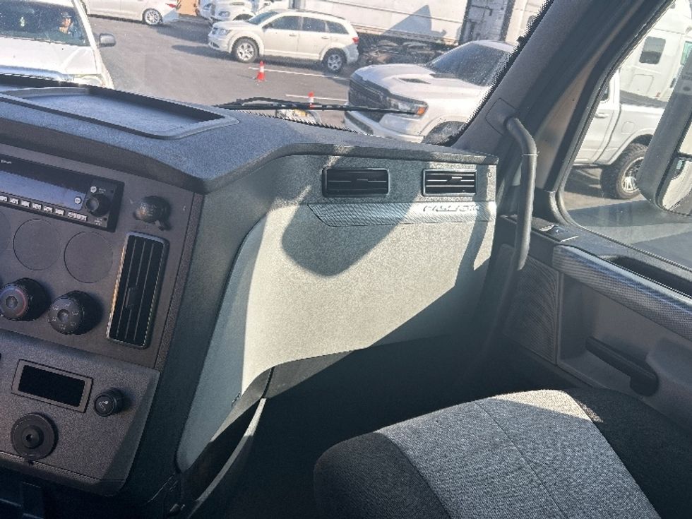 Sleeper Tractor-Heavy Duty Tractors-Freightliner-2022-T12664ST-Medley-FL-508,899\n\t\tmiles-$ 75,750 - Image 14