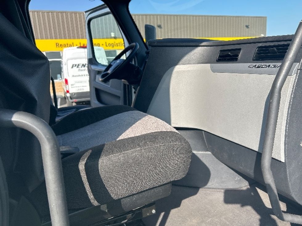 Sleeper Tractor-Heavy Duty Tractors-Freightliner-2022-T12664ST-Medley-FL-508,899\n\t\tmiles-$ 75,750 - Image 15
