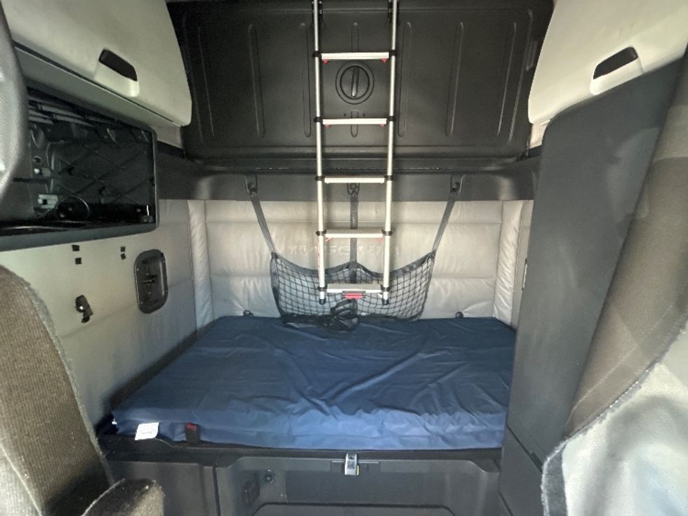 Sleeper Tractor-Heavy Duty Tractors-Freightliner-2022-T12664ST-Medley-FL-508,899\n\t\tmiles-$ 75,750 - Image 16