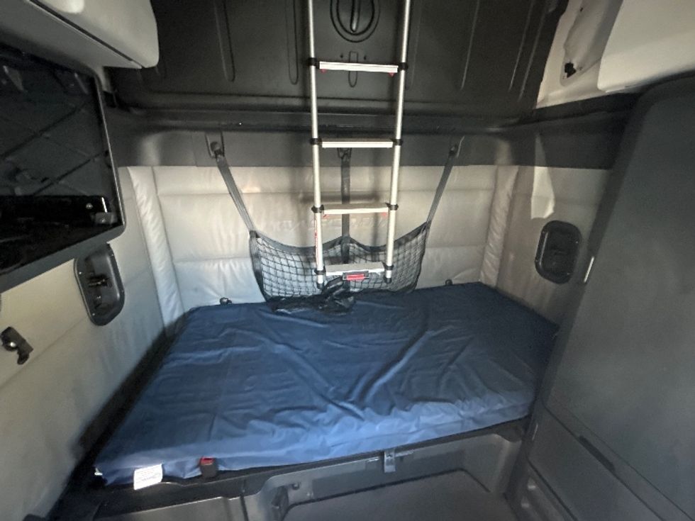 Sleeper Tractor-Heavy Duty Tractors-Freightliner-2022-T12664ST-Medley-FL-508,899\n\t\tmiles-$ 75,750 - Image 17