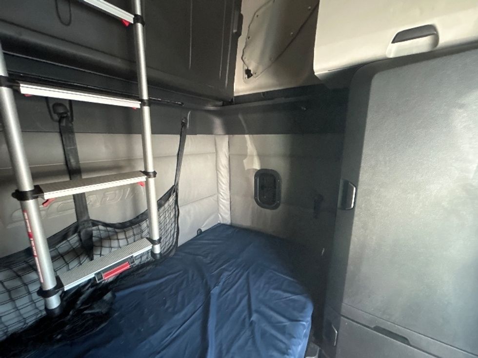 Sleeper Tractor-Heavy Duty Tractors-Freightliner-2022-T12664ST-Medley-FL-508,899\n\t\tmiles-$ 75,750 - Image 18