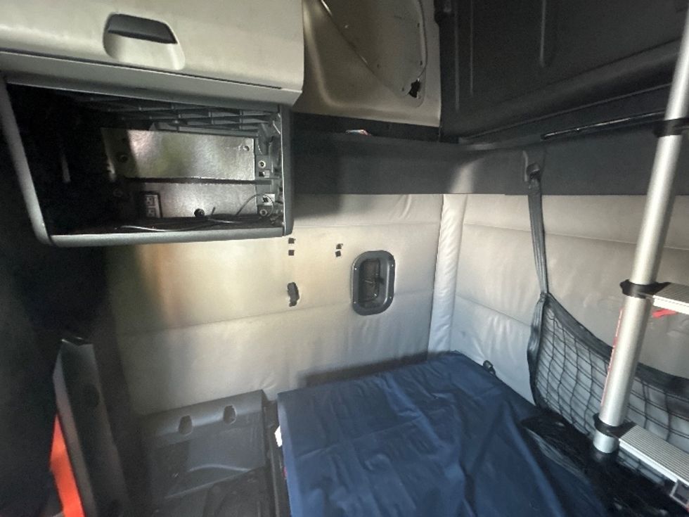 Sleeper Tractor-Heavy Duty Tractors-Freightliner-2022-T12664ST-Medley-FL-508,899\n\t\tmiles-$ 75,750 - Image 19