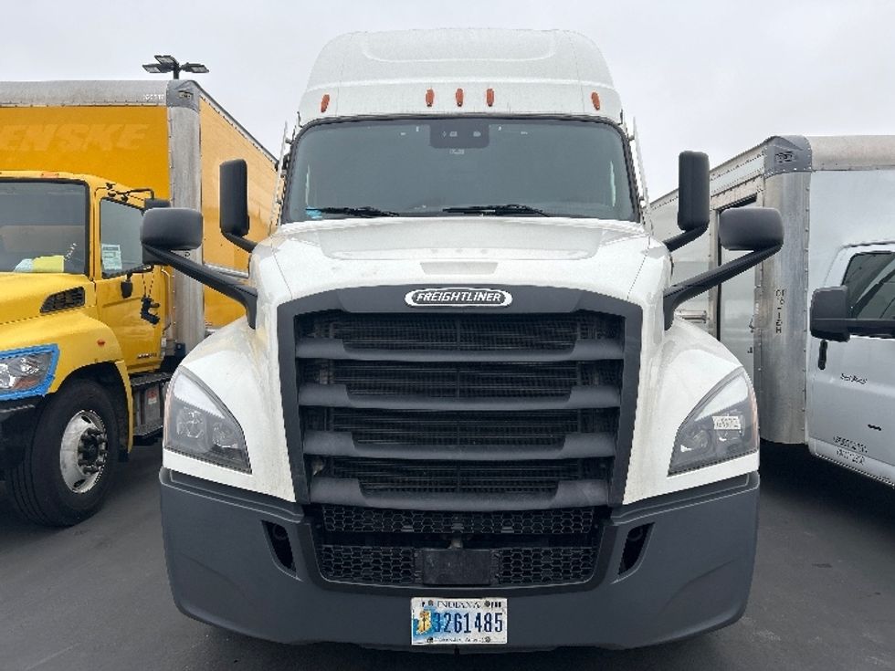 Sleeper Tractor-Heavy Duty Tractors-Freightliner-2022-T12664ST-Medley-FL-508,899\n\t\tmiles-$ 75,750 - Image 2