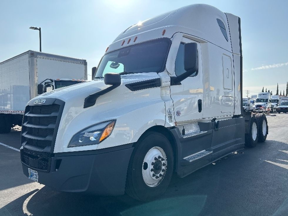 Sleeper Tractor-Heavy Duty Tractors-Freightliner-2022-T12664ST-Medley-FL-508,899\n\t\tmiles-$ 75,750 - Image 3