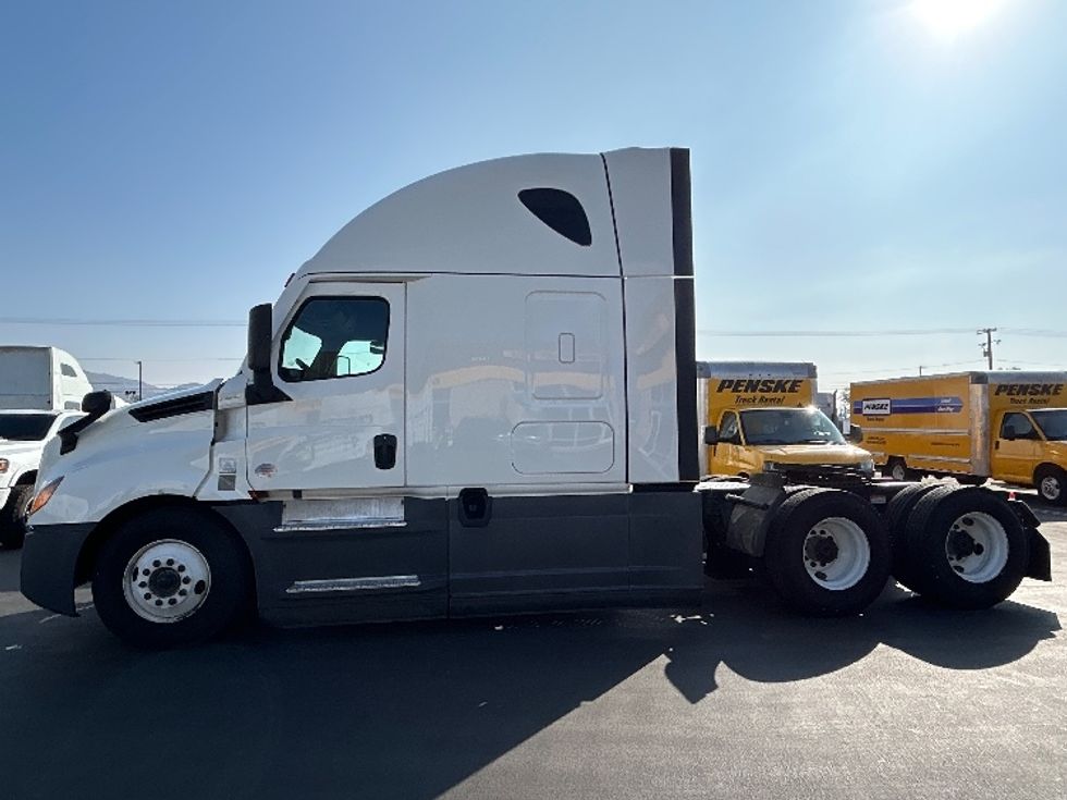 Sleeper Tractor-Heavy Duty Tractors-Freightliner-2022-T12664ST-Medley-FL-508,899\n\t\tmiles-$ 75,750 - Image 4