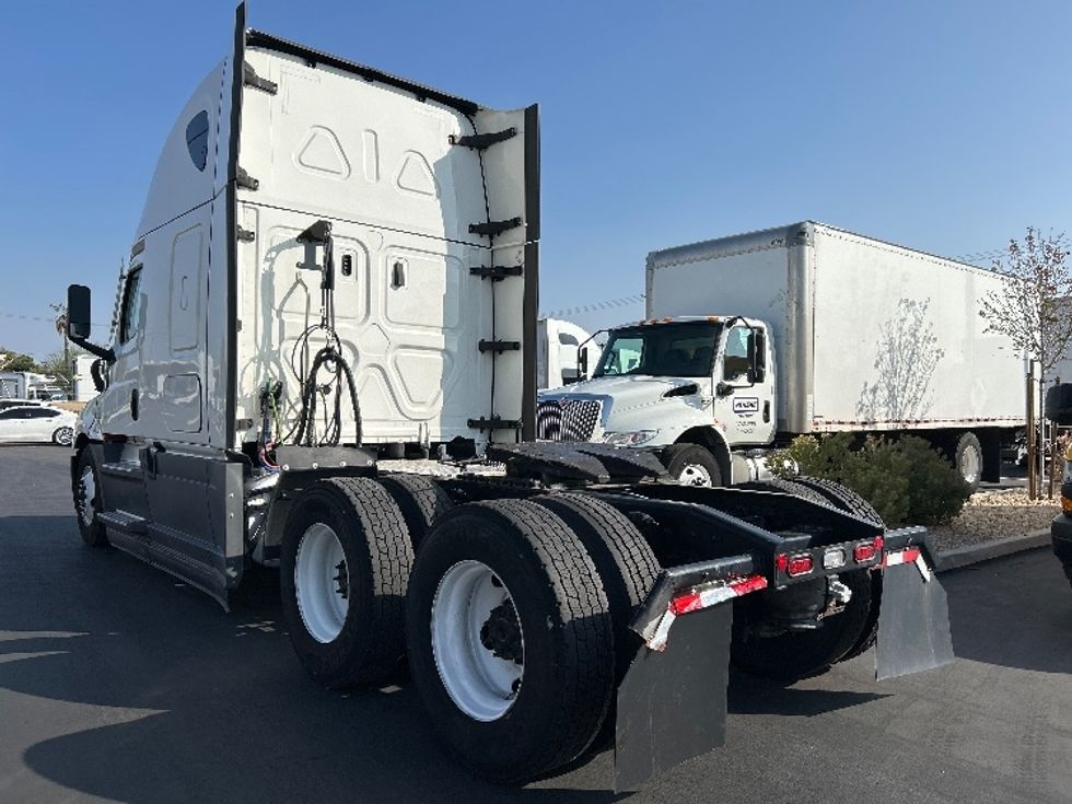 Sleeper Tractor-Heavy Duty Tractors-Freightliner-2022-T12664ST-Medley-FL-508,899\n\t\tmiles-$ 75,750 - Image 5