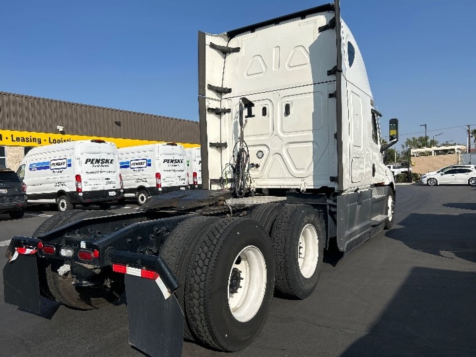 Sleeper Tractor-Heavy Duty Tractors-Freightliner-2022-T12664ST-Medley-FL-508,899\n\t\tmiles-$ 75,750 - Image 7