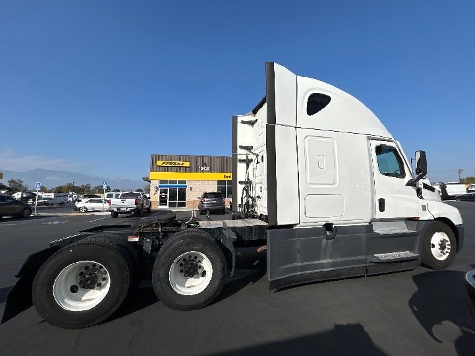 Sleeper Tractor-Heavy Duty Tractors-Freightliner-2022-T12664ST-Medley-FL-508,899\n\t\tmiles-$ 75,750 - Image 8