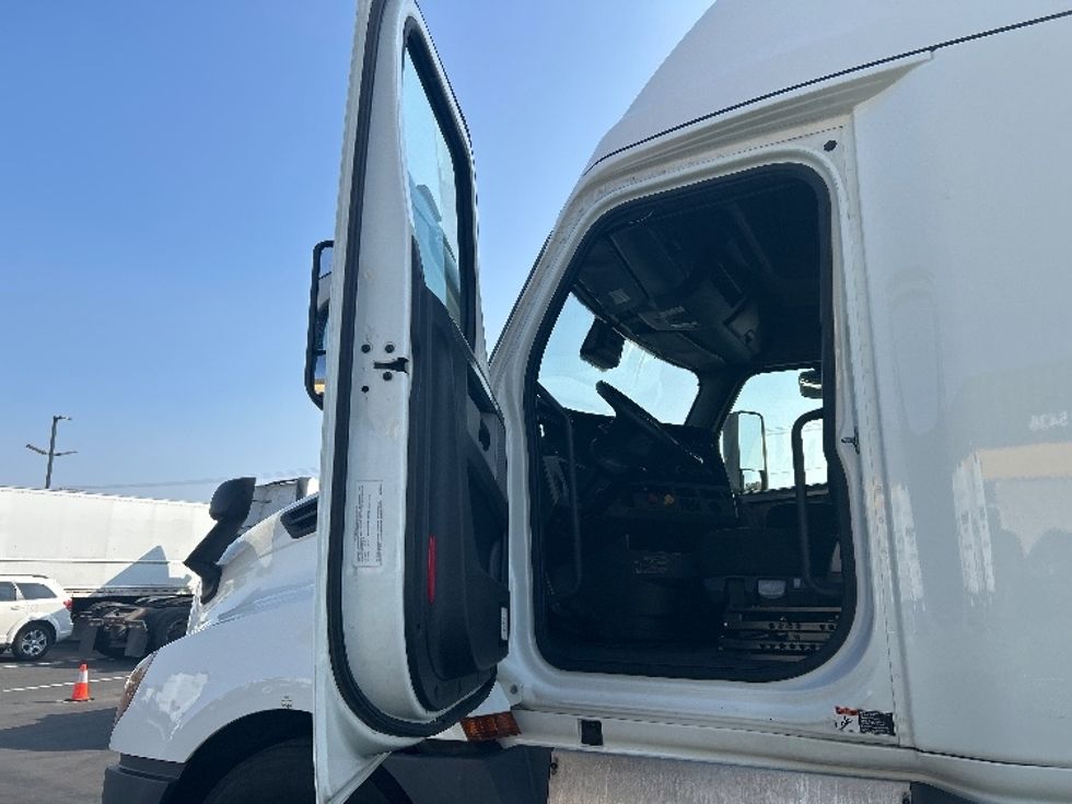 Sleeper Tractor-Heavy Duty Tractors-Freightliner-2022-T12664ST-Medley-FL-508,899\n\t\tmiles-$ 75,750 - Image 9