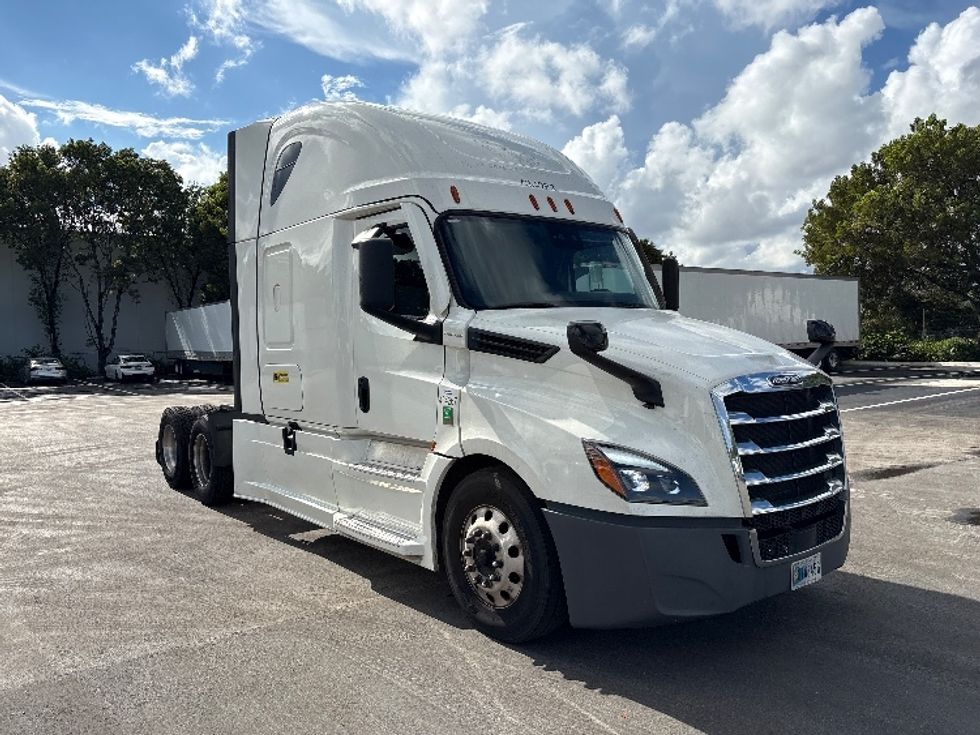 Sleeper Tractor-Heavy Duty Tractors-Freightliner-2022-T12664ST-Medley-FL-528,802\n\t\tmiles-$ 79,250 - Image 1