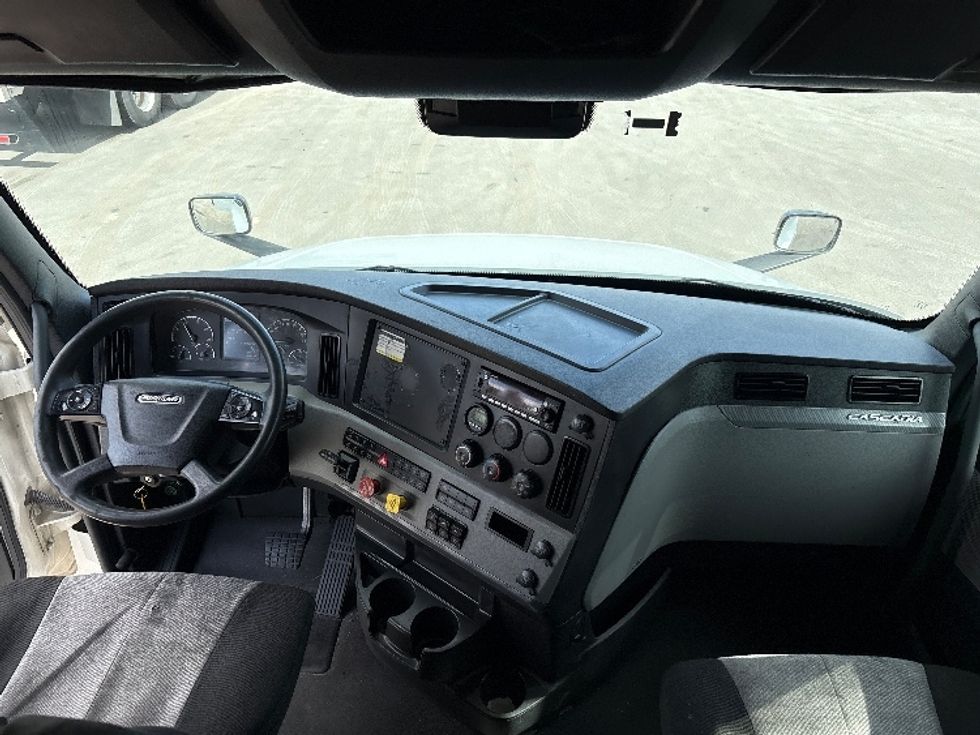 Sleeper Tractor-Heavy Duty Tractors-Freightliner-2022-T12664ST-Medley-FL-528,802\n\t\tmiles-$ 79,250 - Image 12
