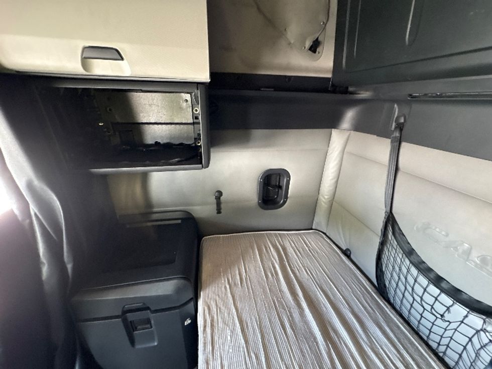 Sleeper Tractor-Heavy Duty Tractors-Freightliner-2022-T12664ST-Medley-FL-528,802\n\t\tmiles-$ 79,250 - Image 19