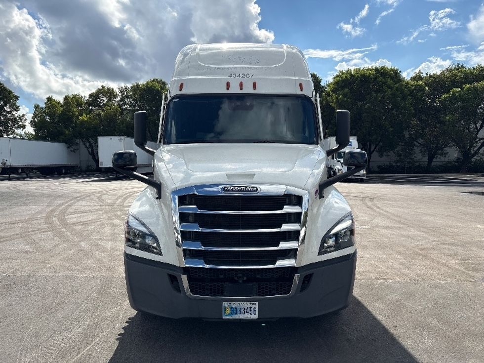 Sleeper Tractor-Heavy Duty Tractors-Freightliner-2022-T12664ST-Medley-FL-528,802\n\t\tmiles-$ 79,250 - Image 2