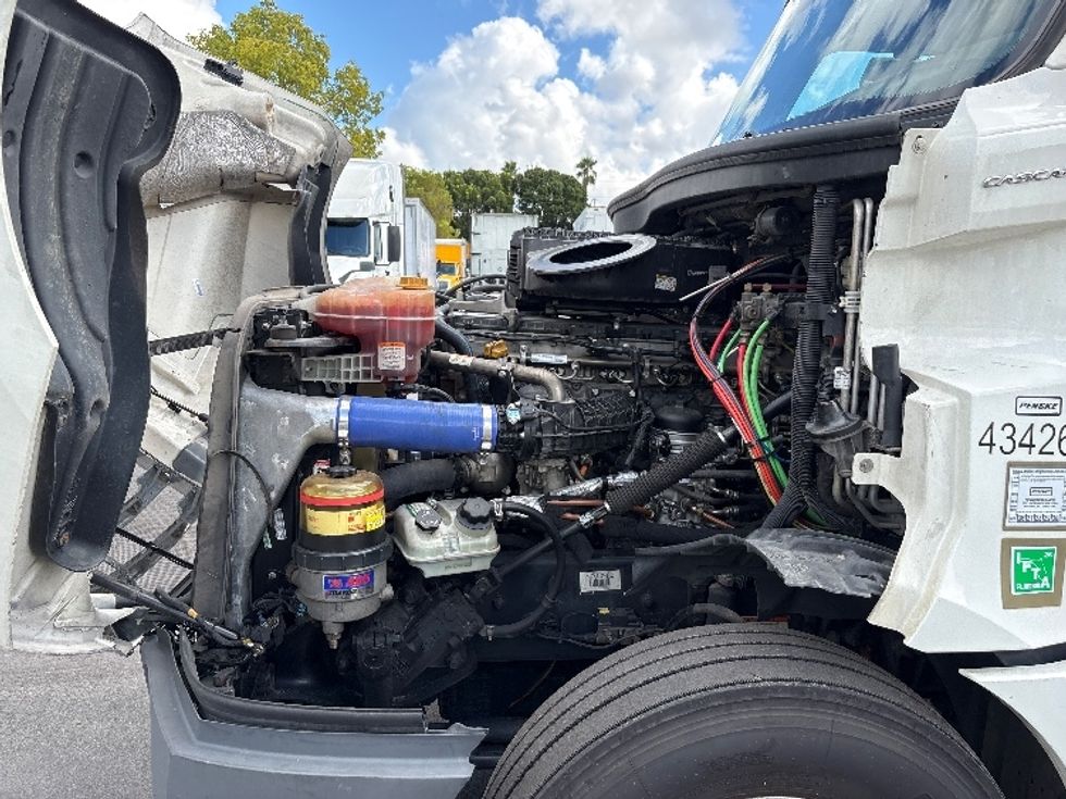 Sleeper Tractor-Heavy Duty Tractors-Freightliner-2022-T12664ST-Medley-FL-528,802\n\t\tmiles-$ 79,250 - Image 21