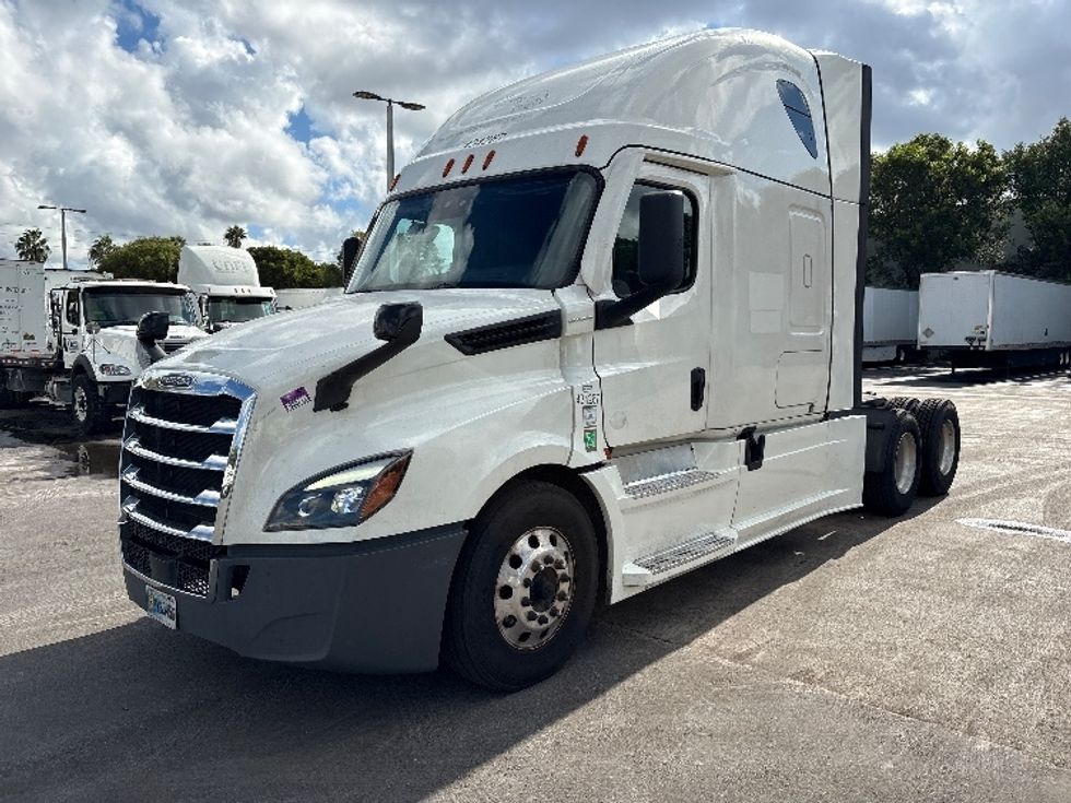 Sleeper Tractor-Heavy Duty Tractors-Freightliner-2022-T12664ST-Medley-FL-528,802\n\t\tmiles-$ 79,250 - Image 3
