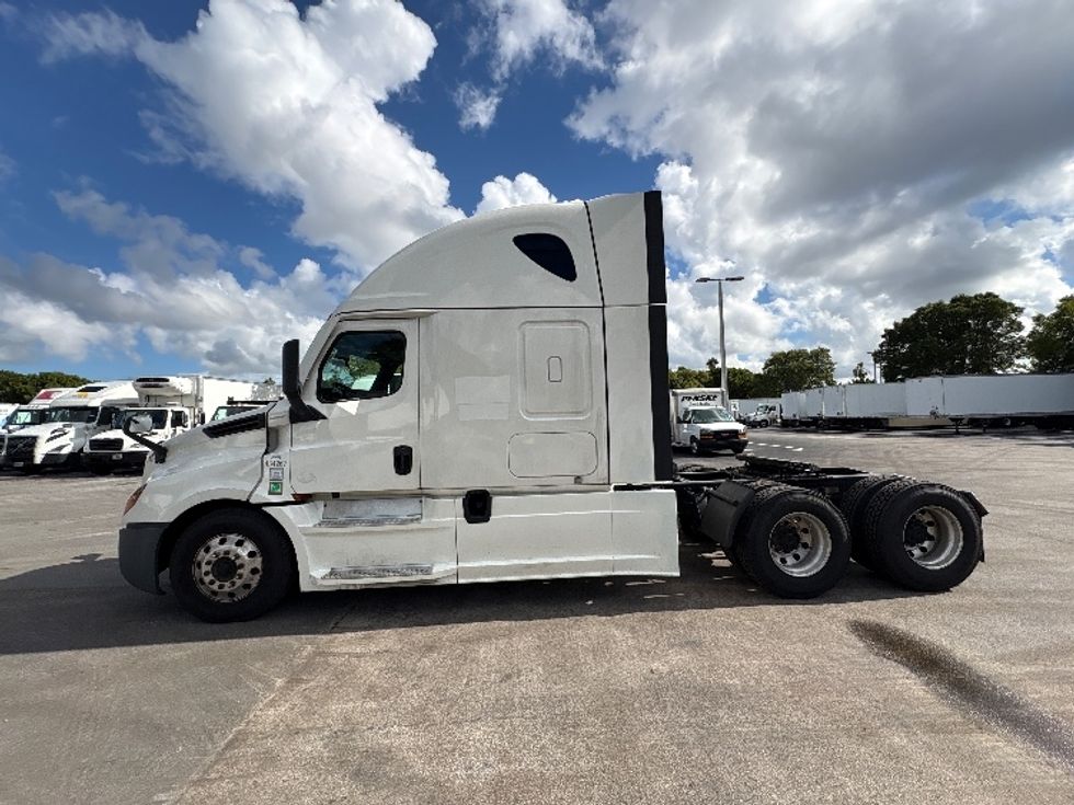 Sleeper Tractor-Heavy Duty Tractors-Freightliner-2022-T12664ST-Medley-FL-528,802\n\t\tmiles-$ 79,250 - Image 4