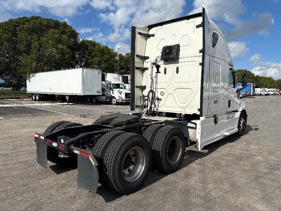 Sleeper Tractor-Heavy Duty Tractors-Freightliner-2022-T12664ST-Medley-FL-528,802\n\t\tmiles-$ 79,250 - Image 7