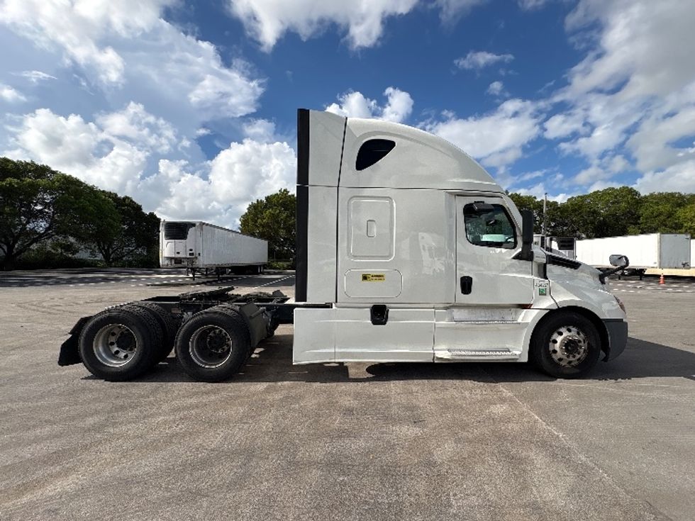 Sleeper Tractor-Heavy Duty Tractors-Freightliner-2022-T12664ST-Medley-FL-528,802\n\t\tmiles-$ 79,250 - Image 8