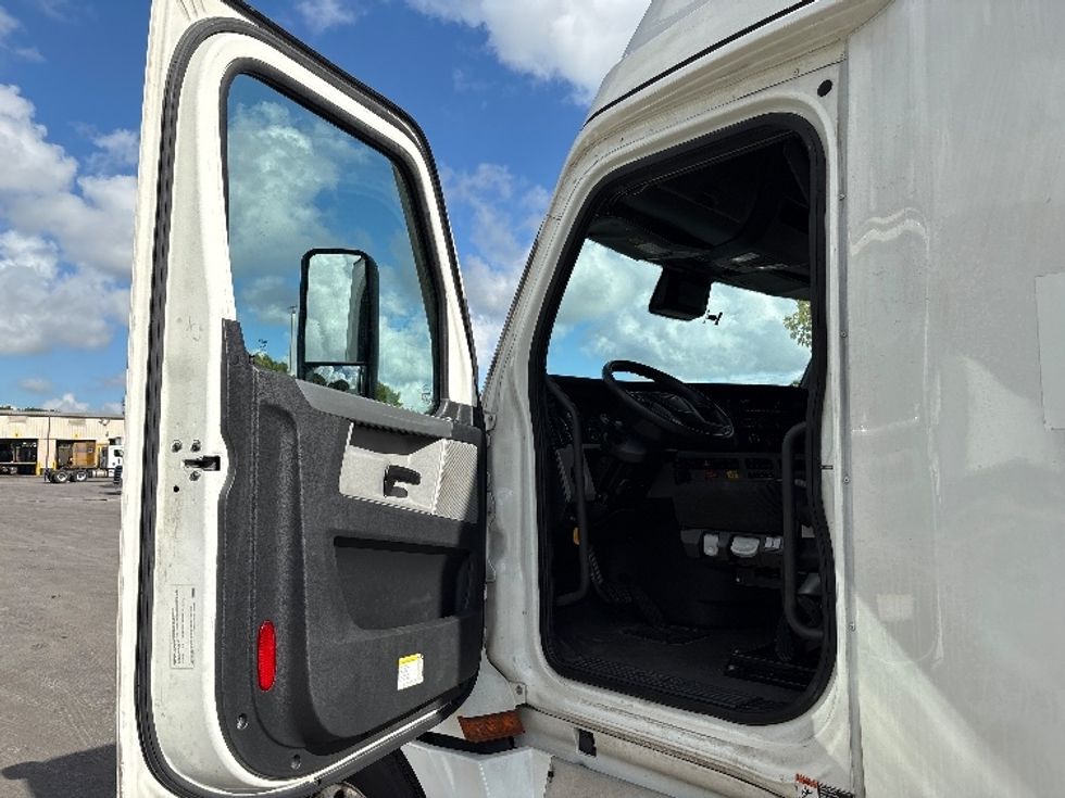 Sleeper Tractor-Heavy Duty Tractors-Freightliner-2022-T12664ST-Medley-FL-528,802\n\t\tmiles-$ 79,250 - Image 9