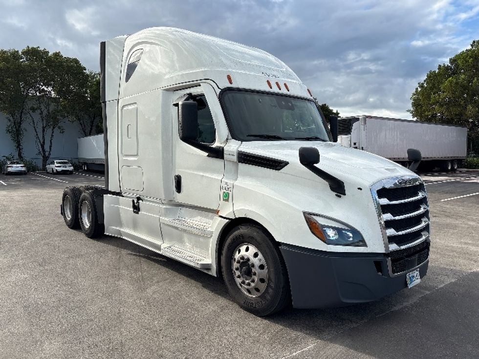 Sleeper Tractor-Heavy Duty Tractors-Freightliner-2022-T12664ST-Medley-FL-556,338\n\t\tmiles-$ 76,250 - Image 1