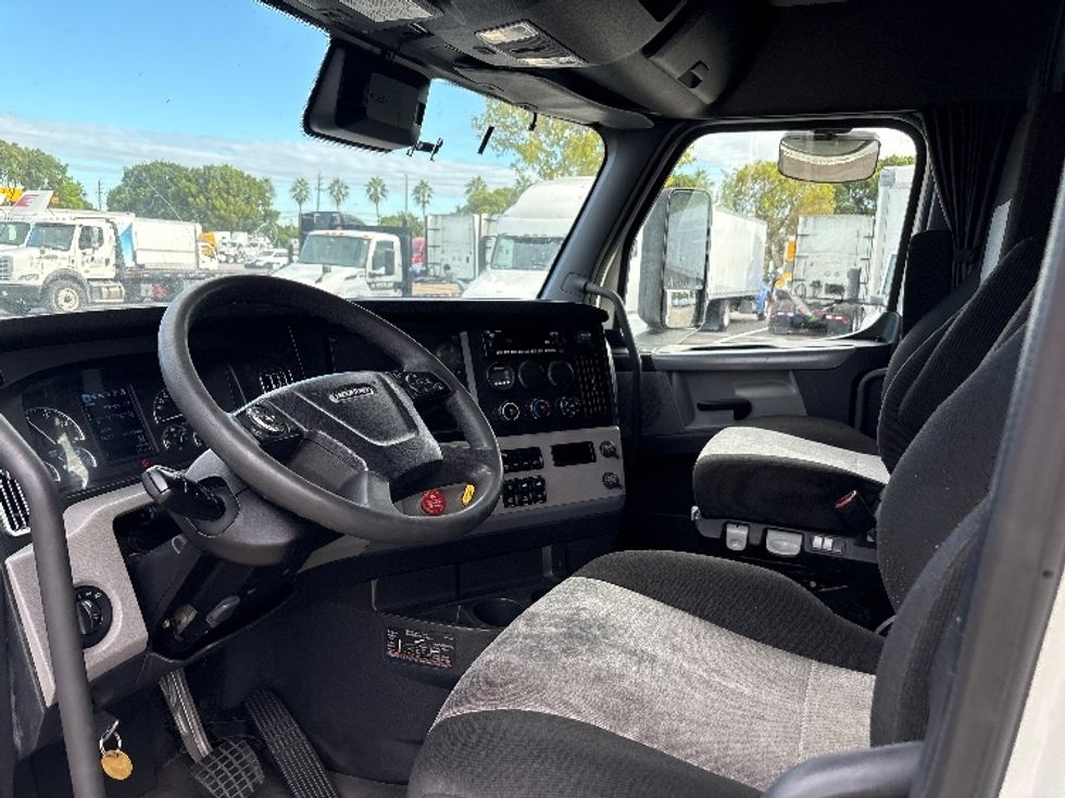 Sleeper Tractor-Heavy Duty Tractors-Freightliner-2022-T12664ST-Medley-FL-556,338\n\t\tmiles-$ 76,250 - Image 10