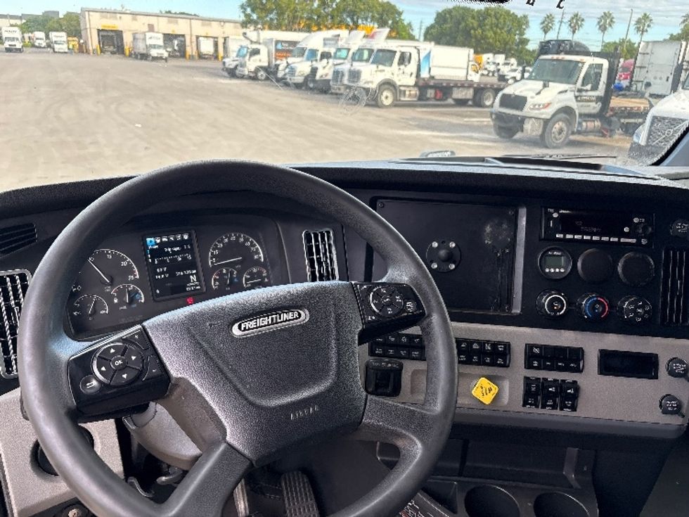 Sleeper Tractor-Heavy Duty Tractors-Freightliner-2022-T12664ST-Medley-FL-556,338\n\t\tmiles-$ 76,250 - Image 11