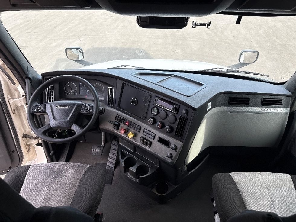 Sleeper Tractor-Heavy Duty Tractors-Freightliner-2022-T12664ST-Medley-FL-556,338\n\t\tmiles-$ 76,250 - Image 12